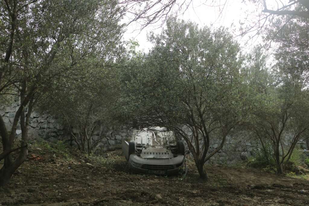 Kaza yapan kadın sürücü, 5 metrelik istinat duvarından uçtu