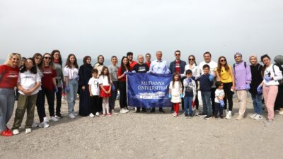 MUDÜ’lü öğrenciler Mudanya sahilini temizledi