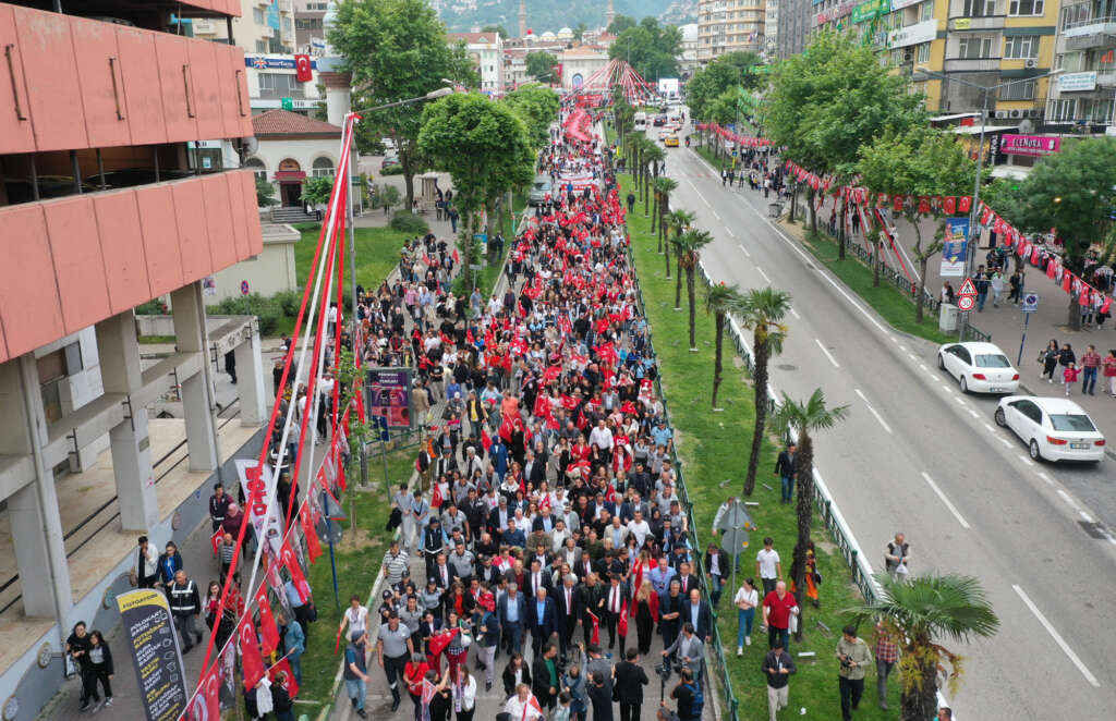 Bursa’da 19 Mayıs coşkusu caddelere sığmadı