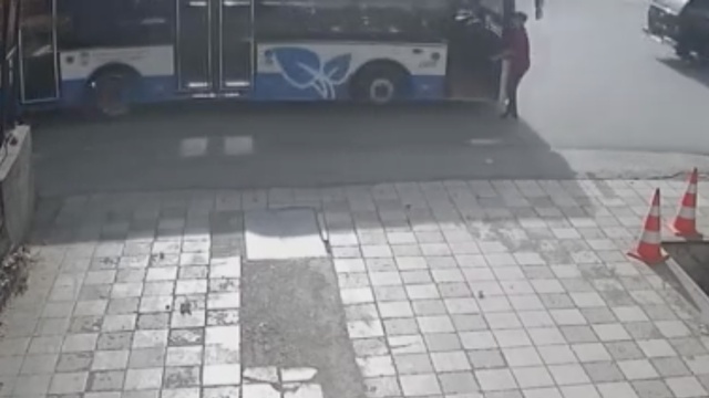 Yaya otobüse çarptı