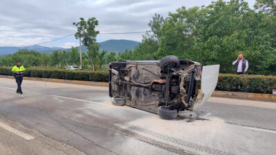 Bursa’da kontrolden çıkan otomobil ağaca çarpıp devrildi