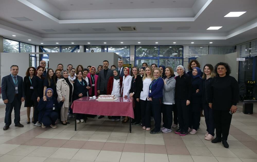 Bursa’da hastane personeli Hemşireler Günü’nü hastalarla birlikte kutladı