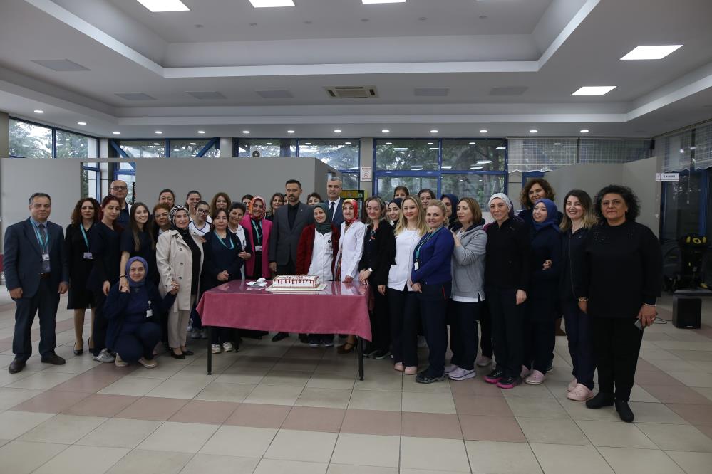 Bursa’da hastane personeli Hemşireler Günü’nü hastalarla birlikte kutladı