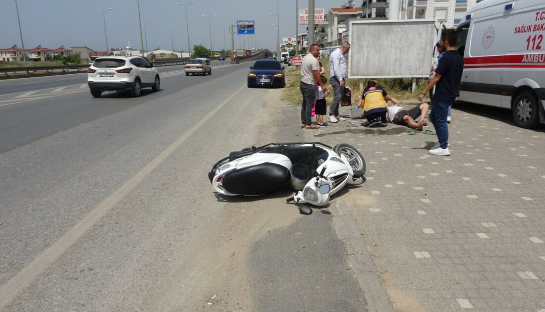 Otomobilin arka tamponuna çarpan motosiklet sürüklendi