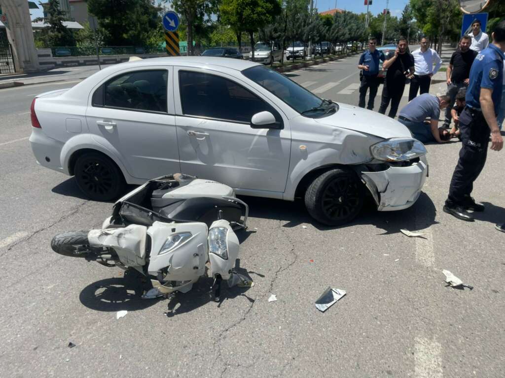 Otomobilin çarptığı motosiklet sürücüsü yaralandı