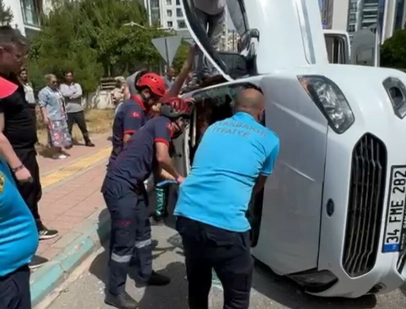 Kazada otomobilde sıkışan şahıs itfaiye ekiplerince çıkartıldı