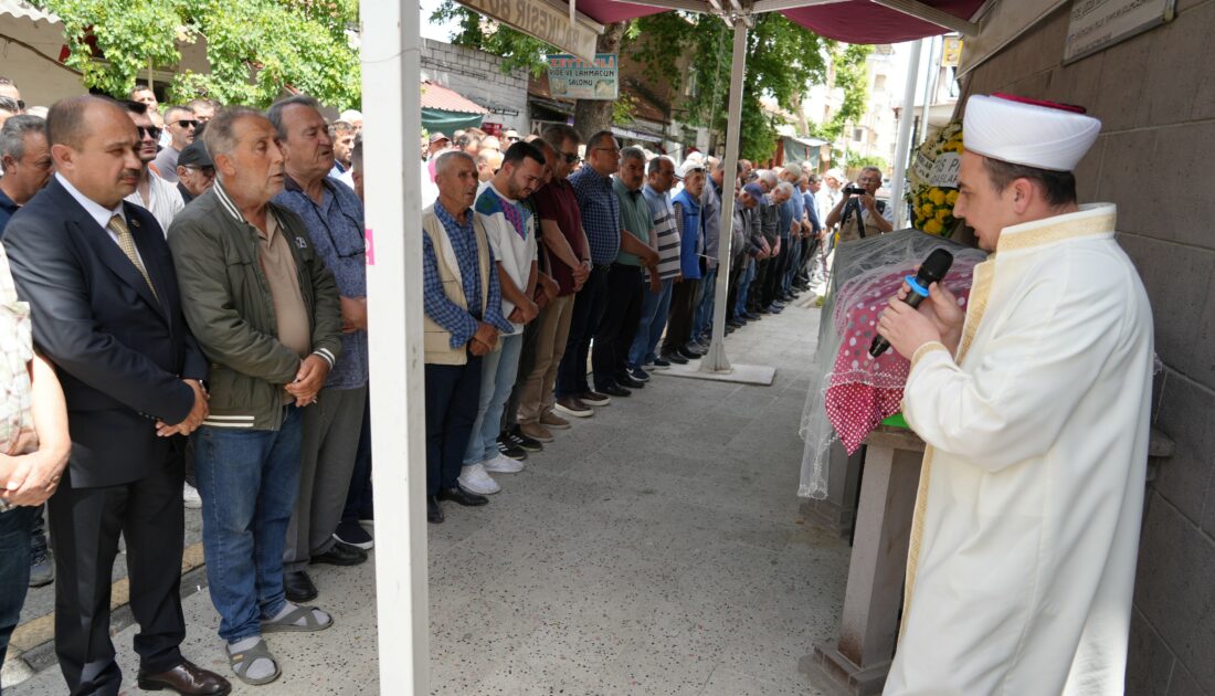 Trafik kazasında ölen genç kızın tabutuna duvak örtüldü