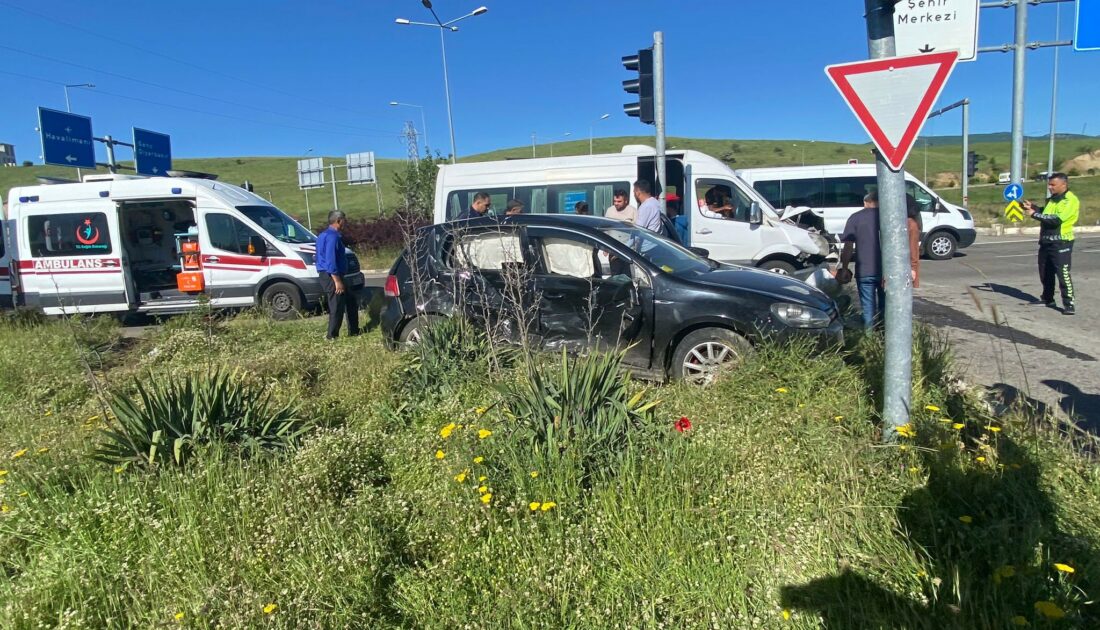 Otomobil ile minibüs çarpıştı: Çok sayıda yaralı var