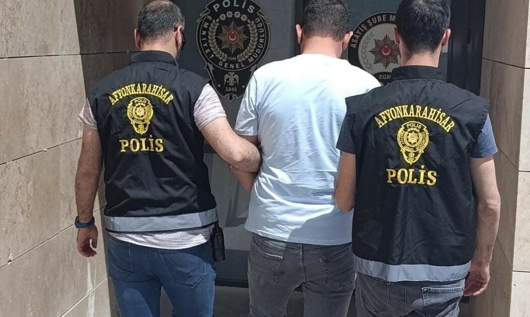 1 yıl 7 ay hapis cezası ile aranan şahsı polis yakaladı