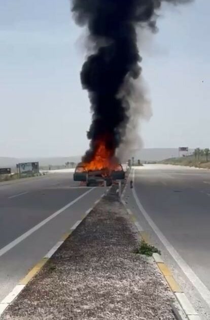 Seyir halindeki otomobil alev alev yandı