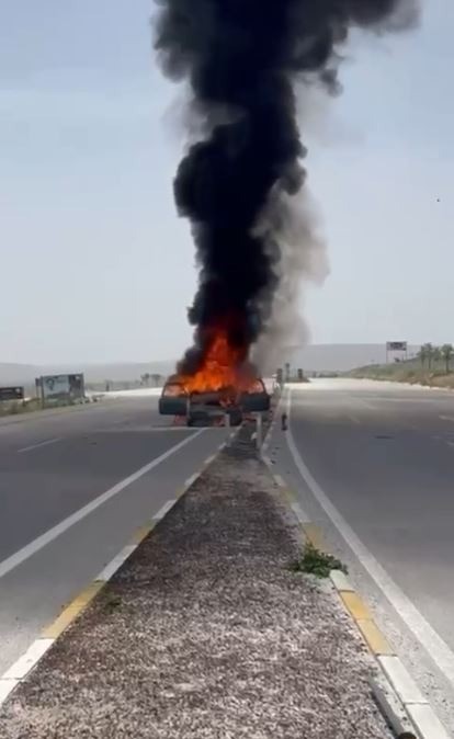 Seyir halindeki otomobil alev alev yandı