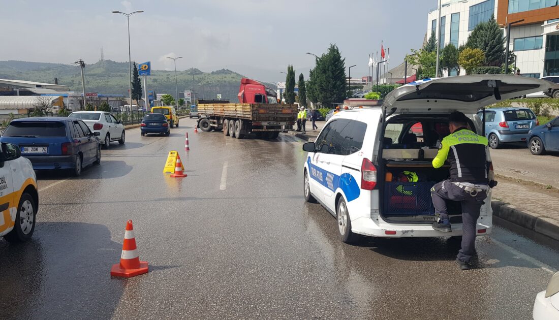 Yağmur kaza getirdi… TIR otomobile çarptı