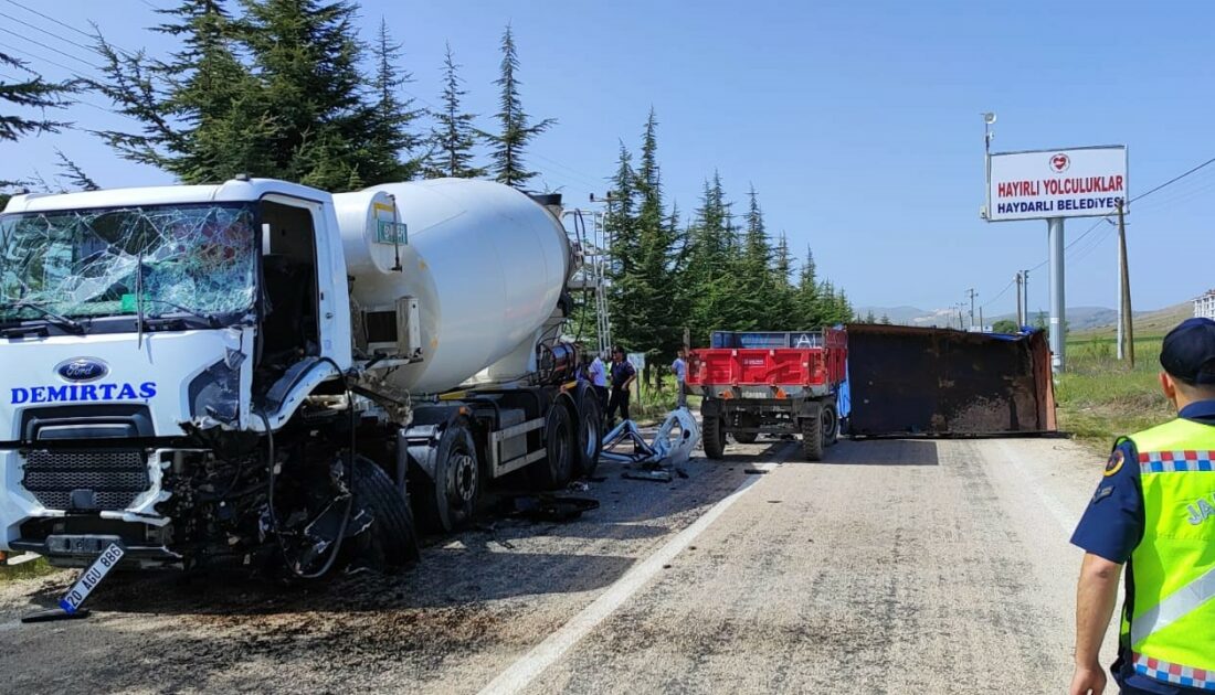 Beton mikseri ile traktör çarpıştı: Yaralılar var