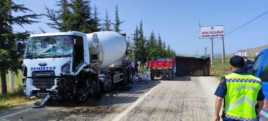 Beton mikseri ile traktör çarpıştı: Yaralılar var