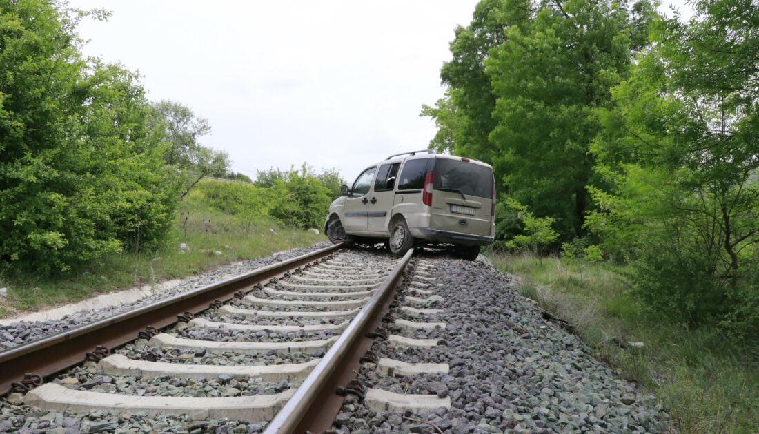 Hafif ticari araç tren raylarına uçtu