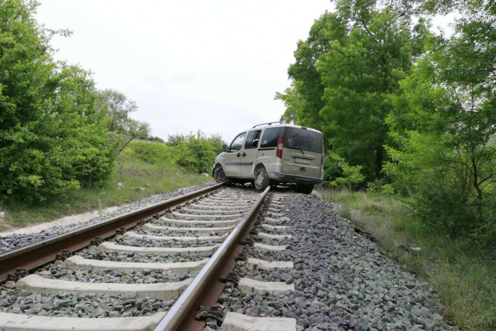 Hafif ticari araç tren raylarına uçtu