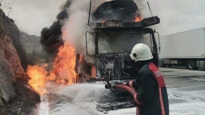 Yanan TIR’da yüklü 7 sıfır araç yandı