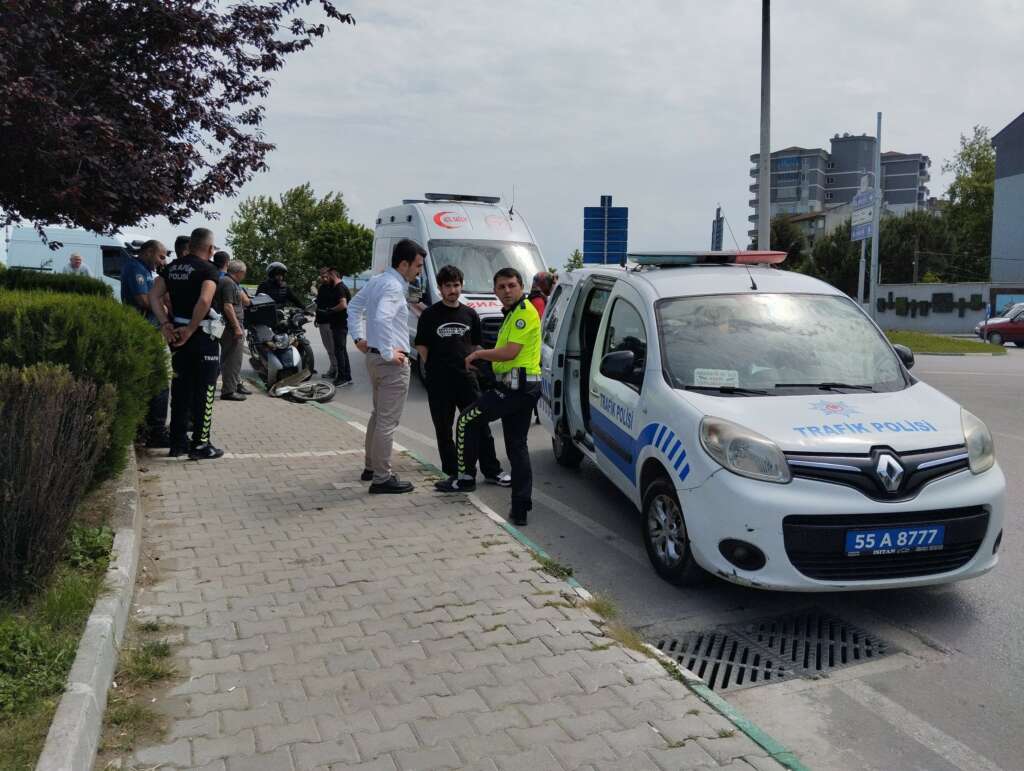 Otomobille çarpışan motokurye yaralandı