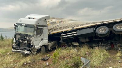 Bursa’da otomobil ile TIR çarpıştı