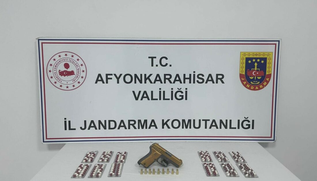 Uyuşturucu hapları satamadan jandarmaya yakalandılar