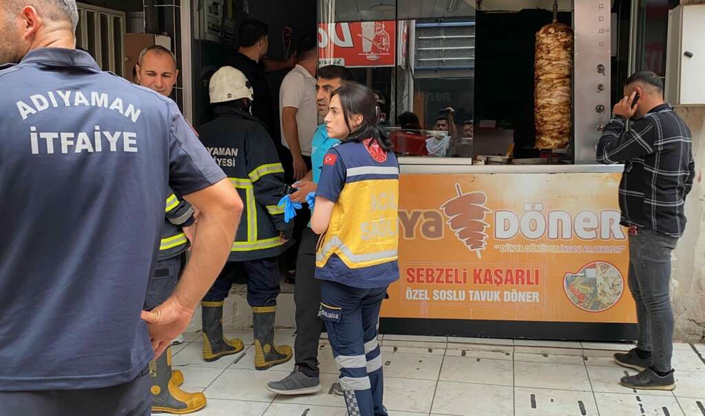 İş yerinde çıkan yangında 2 kişi dumandan etkilendi