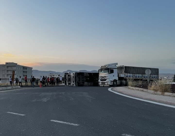 Buğday yüklü kamyon devrildi: Yaralı var