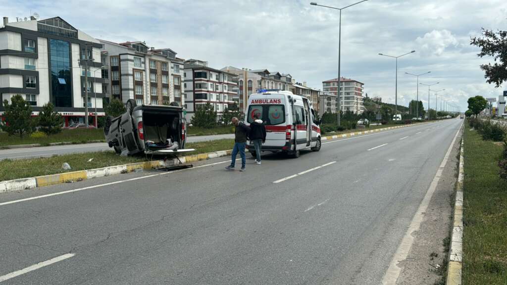 Hafif ticari araç devrildi: Yaralılar var