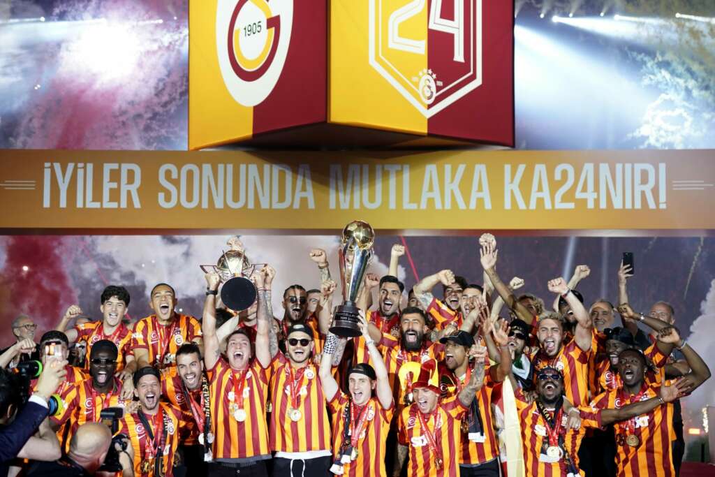 Galatasaray’dan 3 kupalı kutlama