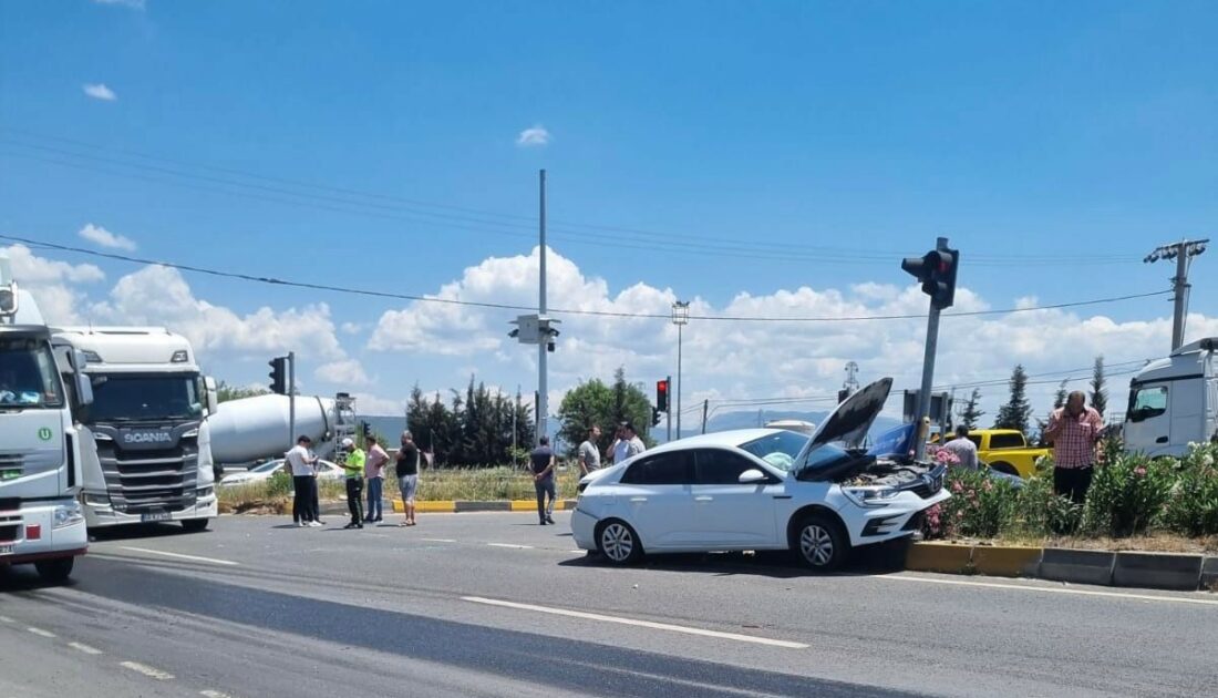 TIR ile otomobil çarpıştı: Yaralı var