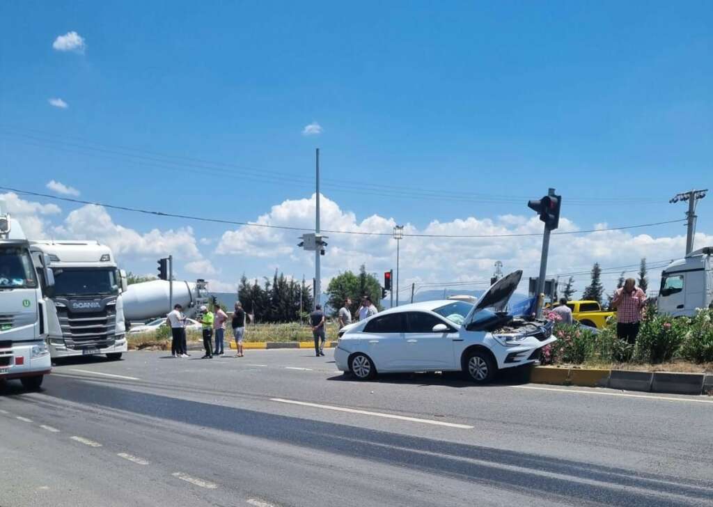 TIR ile otomobil çarpıştı: Yaralı var