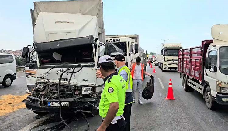 Tem Otoyolu’nda 10 aracın karıştığı zincirleme kazada 2 kişi yaralandı