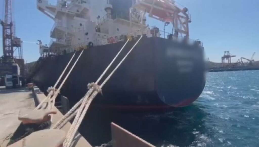 Yük gemisine operasyon: Tonlarca kaçak akaryakıt ele geçirildi