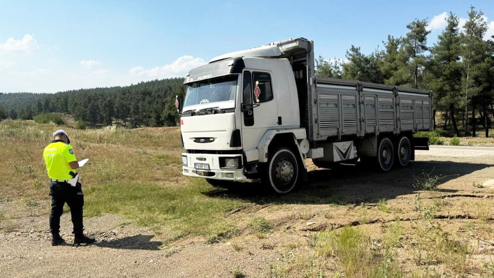 Tamir için kamyonun altına girdiler: 2 kişi hayatını kaybetti