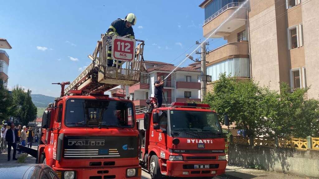 Balkonda başlayan yangın evi sarmadan söndürüldü