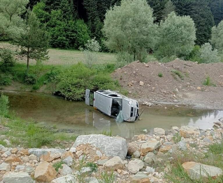 Yoldan çıkan kamyonet çaya uçtu: Yaralı var