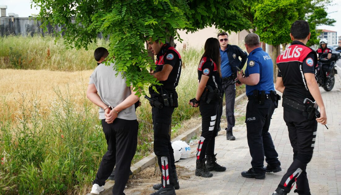 Dur ihtarına uymadılar: Otomobilden uyuşturucu attılar