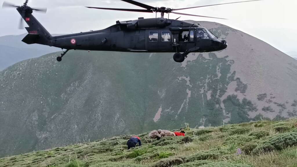 Dağda ayağı kırılan vatandaş helikopter ile kurtarıldı