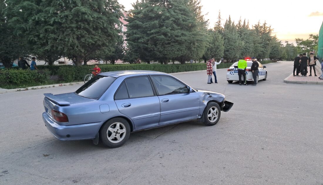 Otomobil motosikletle çarpıştı: Yaralı var