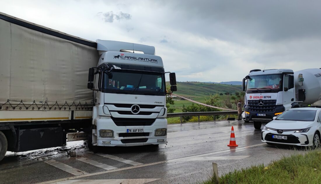 Kayganlaşan yolda makaslayan TIR ulaşımı aksattı