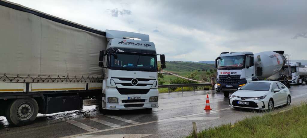 Kayganlaşan yolda makaslayan TIR ulaşımı aksattı