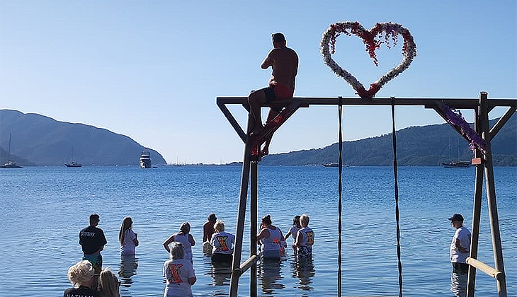 İngiliz turistler, ölen yakınlarının küllerini denize döktü