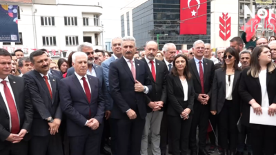 Bursa’da CHP ve İYİ Parti’den Atatürk Anıtı’na Çelenk Sunumu