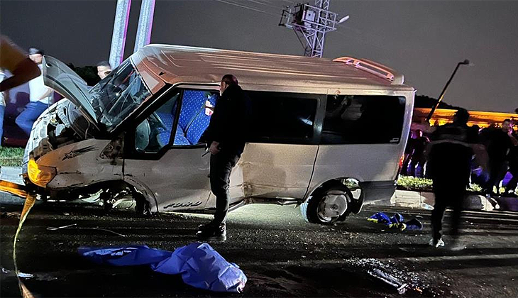 Kontrolden çıkan minibüs orta refüje çarptı: 1 ölü