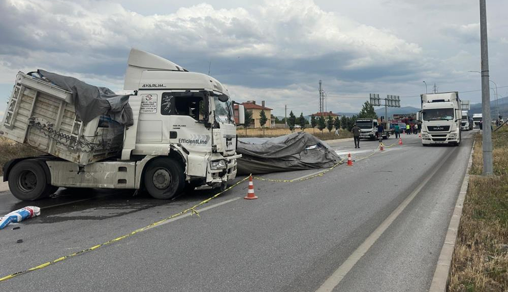 TIR’la kamyonet çarpıştı: 2 kişi öldü, 1 kişi yaralandı