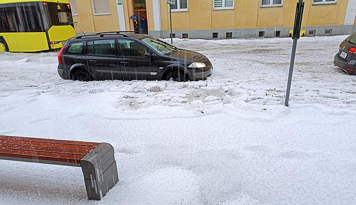 Polonya’da sağanak yağış ve dolu hayatı felç etti