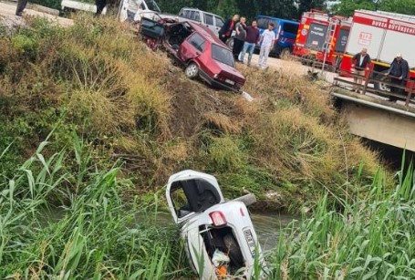 Bursa’da iki otomobil çarpıştı, biri dereye uçtu: 5’i ağır 8 yaralı