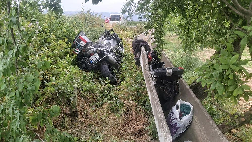Bursa’da virajı alamayan motosiklet, su kanalına çarptı: 1 ölü, 1 yaralı