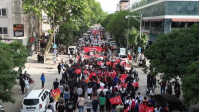 İnegöllü gençler 19 Mayıs coşkusunu sokaklara taşıdı