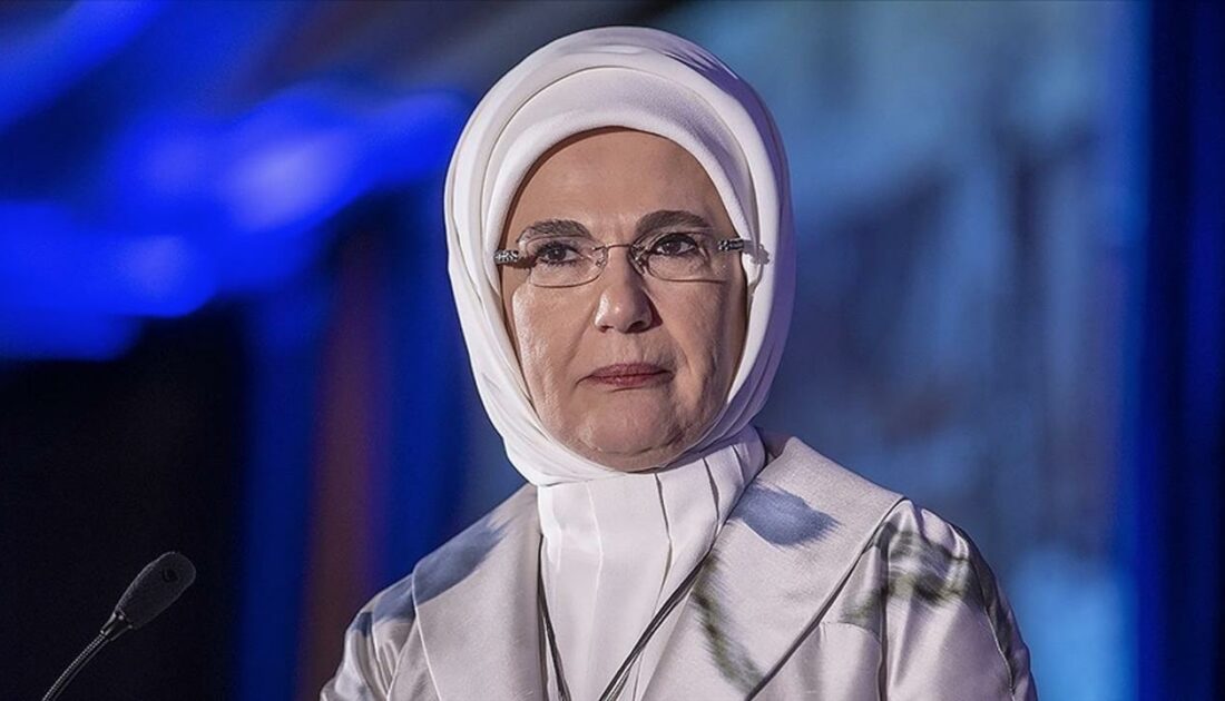 Emine Erdoğan, çilek yetiştiren öğrencileri tebrik etti