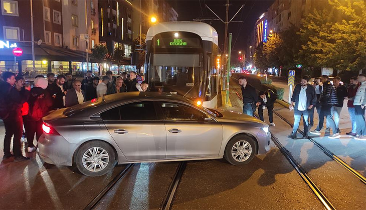 Seyir halindeki tramvay, dönüş yapan otomobile çarptı